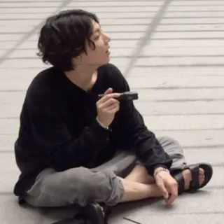 🧷 2d57c625 personne, assis, sandales, décontracté, détente telegram sticker