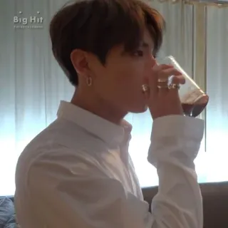 🧷 8ee14936 homme, boire, boisson, personne, intérieur telegram sticker