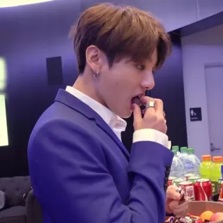 🧷 dd4014c8 homme, costume, intérieur, manger, nourriture telegram sticker