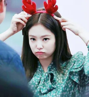 💚 1bd4d6f7 女性, ポートレート, 枝角, 緑のドレス, 星柄, 無関心, Kポップ, 有名人, ヘアバンド telegram sticker