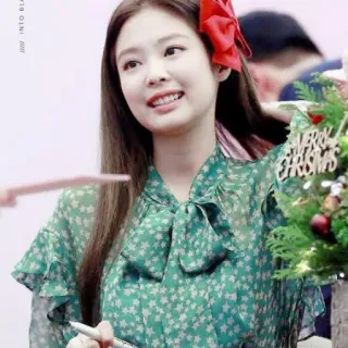 💚 b3aa1fc2 Jennie MERRY CHISMTS K-POP, 歌手, クリスマス, 赤いリボン, 緑のドレス, アジア人, 女性 telegram sticker