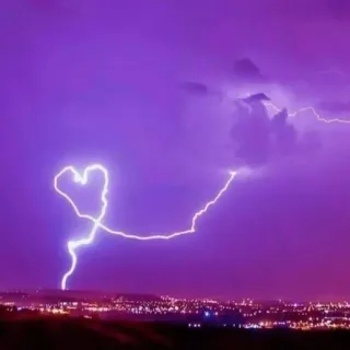 ❤️ 6e184196 bliksem, hart, paars, storm, natuur, lucht, stadslichten, elektriciteit telegram sticker