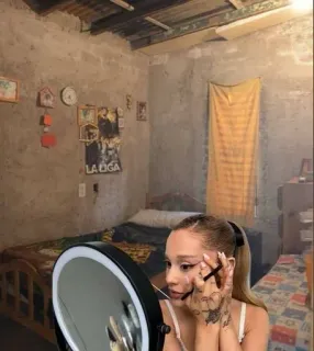 🌟 fb308df7 Ariana Grande cantante, maquillaje, celebridad, estrella pop, dormitorio telegram sticker