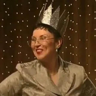 😎 889a39cb kobieta, korona, uśmiechnięta, portret, strój formalny telegram sticker