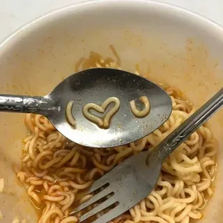 🤩 6e819774 I <3 U makanan, cinta, mi, sendok, garpu, aku cinta kamu, pesan whatsapp sticker