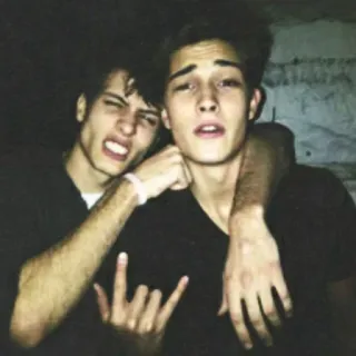 🌟 55bc1154 freunde, portrait, zwei personen, handzeichen, jungs telegram sticker