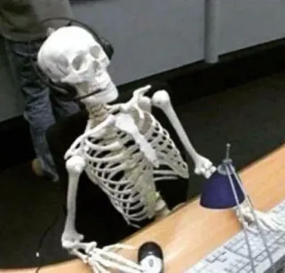 😜 3f241499 esqueleto, gamer, computador, fone de ouvido, escrivaninha, esperando telegram sticker