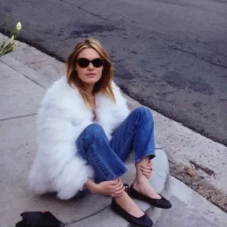 😎 8d91bde3 ผู้หญิง, แว่นกันแดด, เสื้อโค้ทขนสัตว์สีขาว, ถนน, นั่ง, กางเกงยีนส์, รองเท้าส้นแบนสีดำ telegram sticker