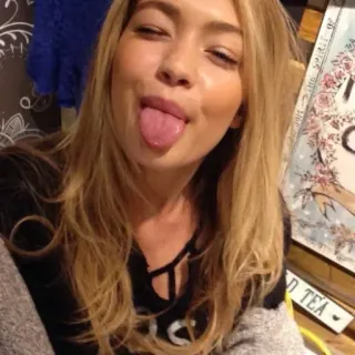 🤪 ae8f14d8 ผู้หญิง, ผมบลอนด์, ลิ้น, คน, ภาพเหมือน, ใบหน้า telegram sticker