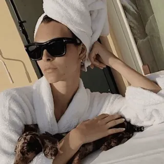 😎 e96f6ab1 ผู้หญิง, ผ้าเช็ดตัว, สุนัข, แว่นกันแดด, เสื้อคลุม, ในร่ม telegram sticker