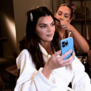 😐 c4e81c0b Kendall Jenner selebriti, model, selfie, perias, bersiap-siap, jepit rambut telegram sticker