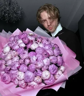 🌟 669df76d homme, fleurs, bouquet, pivoines, portrait, fête, cadeau whatsapp sticker