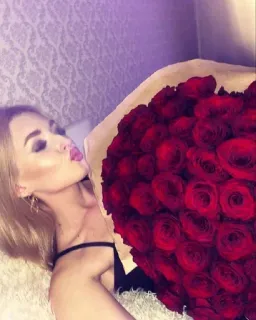 ❤️ 6c093bb2 femme, roses rouges, fleurs, bouquet, blonde whatsapp sticker