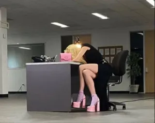 😭 9334ba6e bureau, bureau, chaise, blonde, mode, talons hauts whatsapp sticker