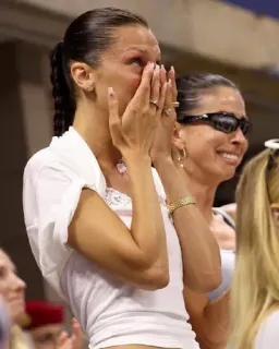 🌟 a4a7e97d femme, pleurer, triste, émotion, larmes, personne whatsapp sticker