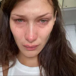 🌟 ec9ca72f Bella Hadid pleurs, triste, émotionnel, portrait, célébrité, bella hadid, larmes whatsapp sticker