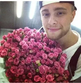 ❤️ f2c99cb5 homme, roses, fleurs, bouquet, sourire, portrait whatsapp sticker