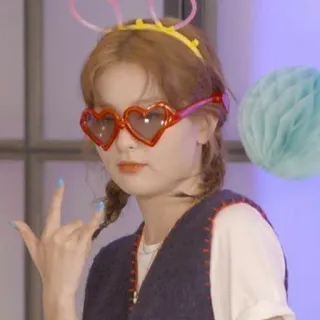 👘 6c246e08 vrouw, hart, zonnebril, rood, konijnenoren, persoon, portret telegram sticker