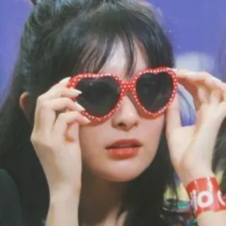 👘 930d5fc7 vrouw, zonnebril, hartjesbril, rode bril, mode, persoon telegram sticker