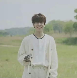 🐶 f63e0f9a homme, portrait, sourire, extérieur, joyeux, appareil photo telegram sticker