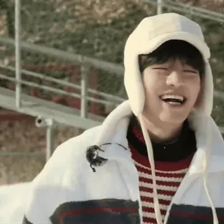 ⭐ 6dc18742 человек, зима, улыбка, снег, шапка whatsapp sticker