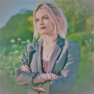 😒 294344d1 Maeve Wiley Sex Education adolescente, retrato, loira, mulher, séria telegram sticker