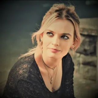 🙄 e862e913 Maeve Wiley Sex Education Série de TV, Maeve, Wiley, Netflix, Adolescente telegram sticker