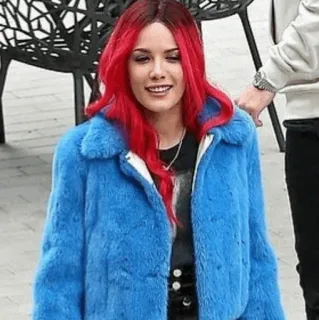 ✨ 142bc244 Halsey chanteur, musicien, cheveux roux, manteau bleu, célébrité whatsapp sticker