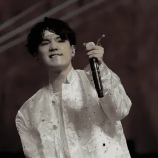 🦅 40290dbd Suga Suga, BTS, K-pop, cantor, artista telegram sticker