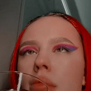 🙄 de88c743 phụ nữ, trang điểm, selfie, vẻ đẹp telegram sticker