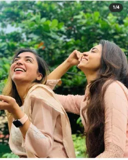 😁 027c2ee7 wanita, teman, tersenyum, bahagia, potret, luar ruangan whatsapp sticker