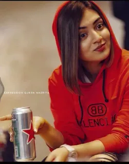 ☺️ ba61a1ac EXPRESSION QUEEN NAZRITA wanita, hoodie merah, kaleng, potret, dalam ruangan, ekspresi, ratu, Nazrita whatsapp sticker