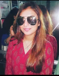 😎 d2471352 wanita, kacamata hitam, potret, kaos merah, dalam ruangan, rambut, lift whatsapp sticker