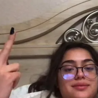 😡 d5808a57 中指, ジェスチャー, 攻撃的, 女性, 眼鏡, ポートレート telegram sticker