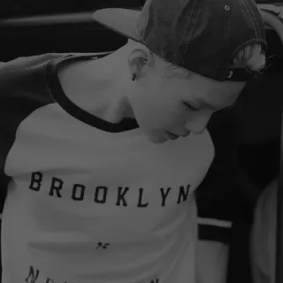 🗝 8c817496 BROOKLYN город, урбан, бейсболка, футболка, одежда, мода whatsapp sticker