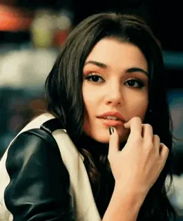 ♥️ b14a21d6 vrouw, portret, hande ercel, actrice, brunette, schoonheid, make-up telegram sticker