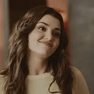 ♥️ fbb04e01 vrouw, portret, brunette, glimlach, Hande Erçel, beroemdheid telegram sticker