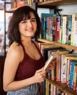 ❤️ 1bb24b3e phụ nữ, sách, thư viện, đọc sách, kệ sách, trong nhà telegram sticker