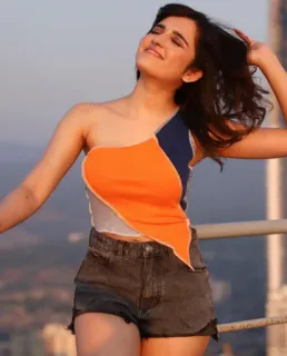 ❤️ 3c496f50 phụ nữ, tạo dáng, quần soóc, áo lệch vai, chân dung telegram sticker