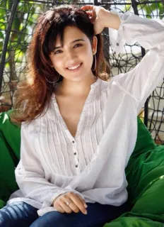 ✨ 781f948d phụ nữ, chân dung, nụ cười, thường ngày, thời trang, trong nhà telegram sticker