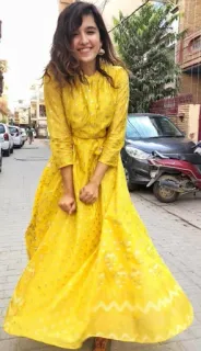 ✨ 87c41961 phụ nữ, váy vàng, mỉm cười, thời trang, phong cách đường phố, ngoài trời telegram sticker