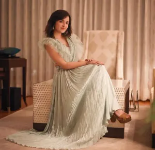 💫 d82b4c96 phụ nữ, váy, váy dạ hội, chân dung, thời trang, trong nhà telegram sticker