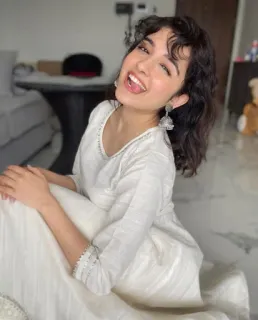 😜 de97c05a phụ nữ, cười, chân dung, váy trắng, ngồi, trong nhà telegram sticker