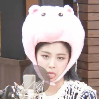 ✊ 65c60e53 phụ nữ, lưỡi, mũ, dễ thương, hài hước, khuôn mặt telegram sticker