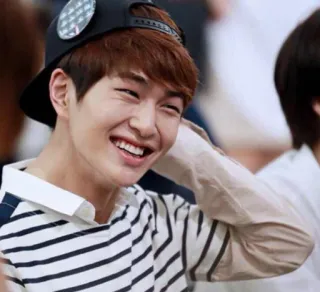 😅 719cee71 人, 微笑, 帽子, 男人 telegram sticker