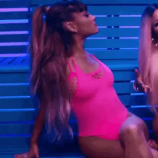 🌀 bdc41dc4 Ariana Grande Popster, Zangeres, Bekende, Vrouw, Roze, Badpak telegram sticker