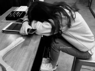 🗞 6e4bae5f @Trichawn คน, ความเศร้า, ภาวะซึมเศร้า, นั่ง, โต๊ะ, สมาร์ทโฟน, ขาวดำ telegram sticker