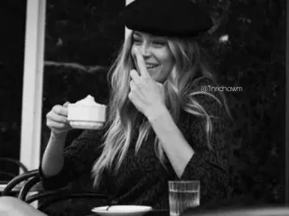 🗞 794c296d @Tnrichowm ผู้หญิง, กาแฟ, หมวกเบเร่ต์, คาเฟ่, ยิ้ม, ขาวดำ telegram sticker