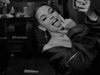 🗞 dd51c2f0 ผู้หญิง, นิ้วกลาง, ท่าทาง, ก้าวร้าว, ขาวดำ, เซลฟี่, ลิ้น, ผู้หญิง telegram sticker