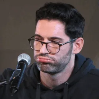 😟 a84d75cb pria, kacamata, hoodie, mikrofon, ekspresi, wajah telegram sticker